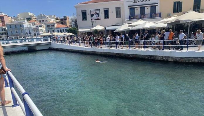 Κρήτη: Βούτηξε στην λίμνη για να… σώσει τα λεφτά του και αποθεώθηκε (VIDEO)