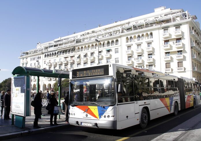 Ηλικιωμένος Ιταλός άρπαξε πορτοφόλι και κινητό 19χρονης σε λεωφορείο του ΟΑΣΘ