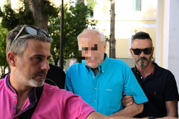 Στον ανακριτή με χειροπέδες ο παρουσιαστής που κατηγορείται για πορνογραφία ανηλίκων (φωτο)