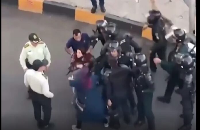 Σοκαριστικά βίντεο από το Ιράν: Αστυνομικοί τραβούν από τα μαλλιά διαδηλώτριες