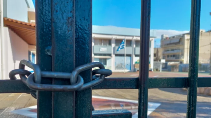 Βόλος: «Θα σας κάψω ζωντανούς» φώναζε στο προαύλιο του σχολείου η γυναίκα που συνελήφθη με το κουζινομάχαιρο