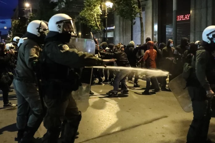 Ένα ελεεινό tweet για το ξύλο των ΜΑΤ στα Πανεπιστήμια – (VIDEO)