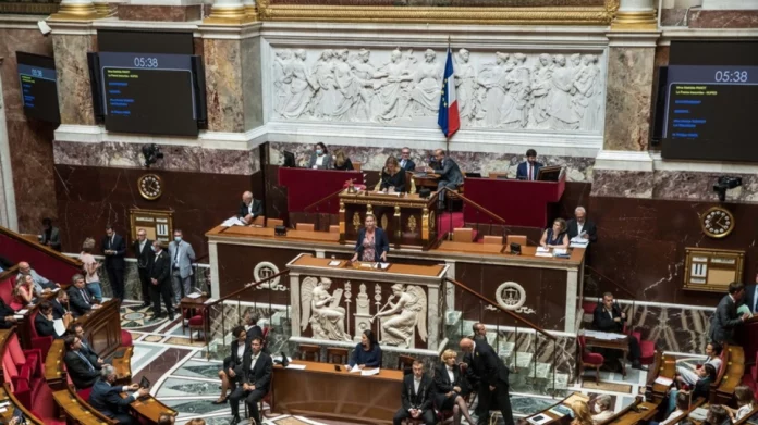 Τρεις προτάσεις μομφής κατά της γαλλικής κυβέρνησης