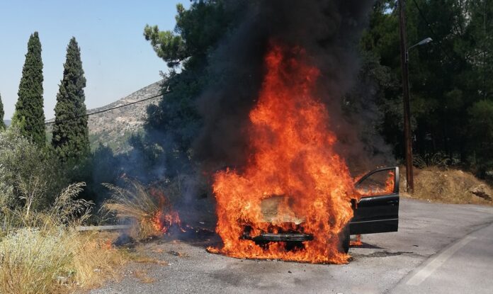 Θεσσαλονίκη: Παρανάλωμα του πυρός εν κινήσει όχημα στη Βόλβη