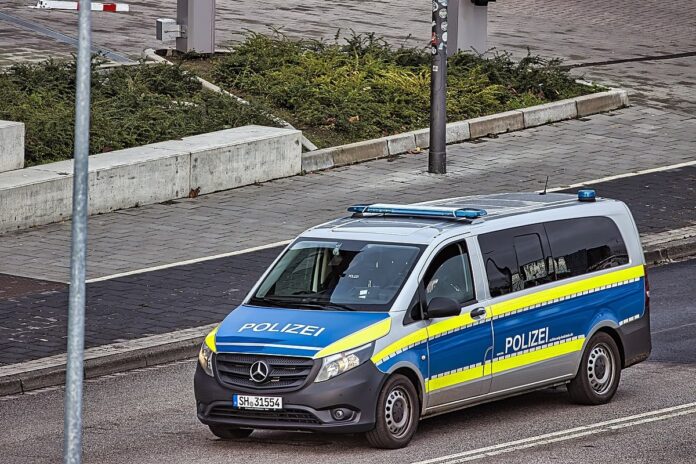 Γερμανία: Οδηγός νταλίκας μετέφερε αυτοκίνητα της αστυνομίας χωρίς δίπλωμα