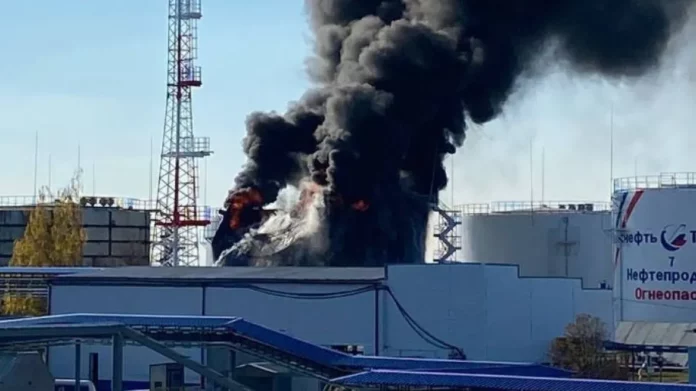 Ουκρανία – Ρωσία: Βομβαρδισμός προκάλεσε φωτιά σε αποθήκη καυσίμων στο Μπέλγκοροντ – (VIDEO)