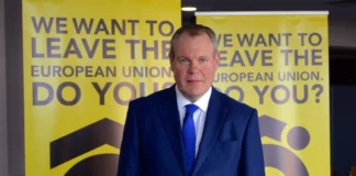 Βρετανία: Ο υπουργός Εμπορίου εκπαραθυρώθηκε επειδή «άγγιξε τον μηρό νεαρού άντρα»