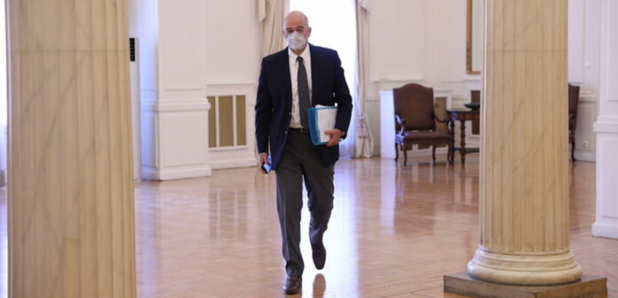 Κορονοϊός Δένδια: «Διπλωματική ασθένεια» και κίνδυνος διπλωματικού Βατερλώ στο Λιβυκό;