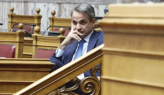 Γκρίνιες, γκάφες και «φαγωμάρα» στη γαλάζια πολυκατοικία
