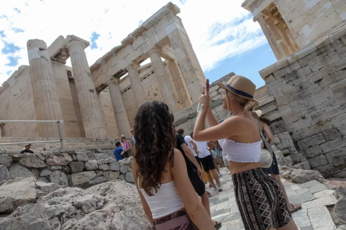 ΤτΕ: Ήρθαν 900 χιλιάδες τουρίστες λιγότεροι φέτος τον Αύγουστο