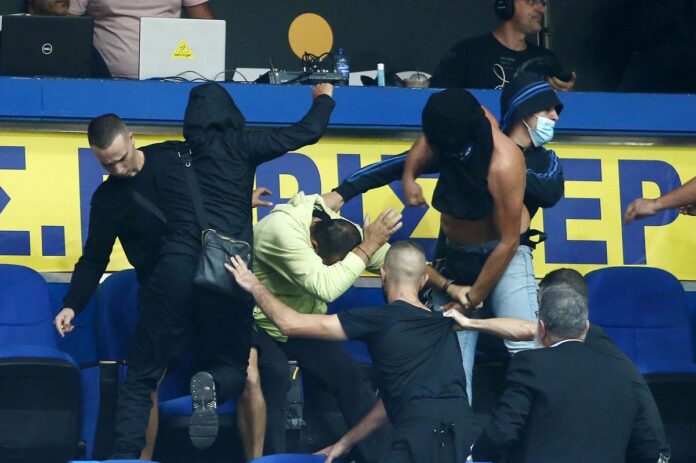 Περιστέρι – ΑΕΚ: Σοβαρά επεισόδια στις εξέδρες και διακοπή του αγώνα- (VIDEO)