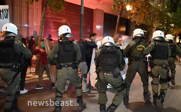 Πορεία με ένταση και χημικά στο κέντρο της Αθήνας για την ακρίβεια – (ΦΩΤΟ)