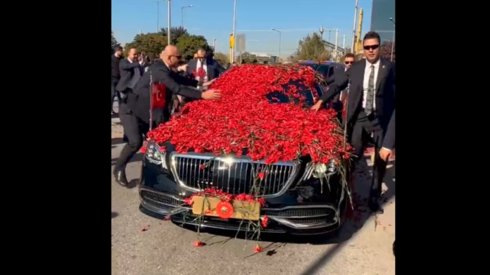 Τουρκία: «Βουνά» από κόκκινα γαρύφαλλα στις περιοδείες Ερντογάν – (VIDEO)