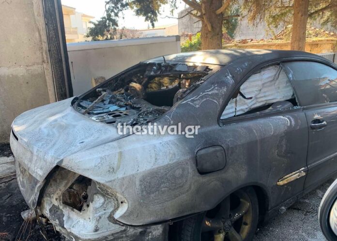 Θεσσαλονίκη: Κάηκαν ολοσχερώς αυτοκίνητο και μηχανή σε πυλωτή πολυκατοικίας τα ξημερώματα