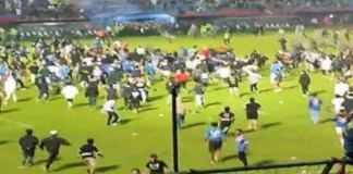 Τραγωδία σε ποδοσφαιρικό ματς στην Ινδονησία – Δεκάδες νεκροί μετά από εισβολή οπαδών – (VIDEO)