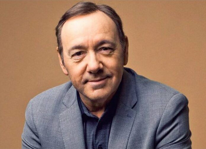 Kevin Spacey: Φλέρταρε με τον 19χρονο John Barrowman και ξάπλωσε στο κρεβάτι μαζί του