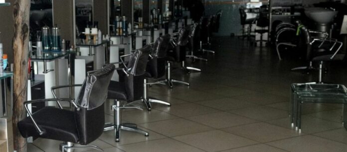 Βόλος: «Έσπασε» κομμωτήριο με καπάκι φρεατίου και λεηλάτησε τον χώρο: Συνελήφθη επ’ αυτοφώρω μέσα στο κατάστημα