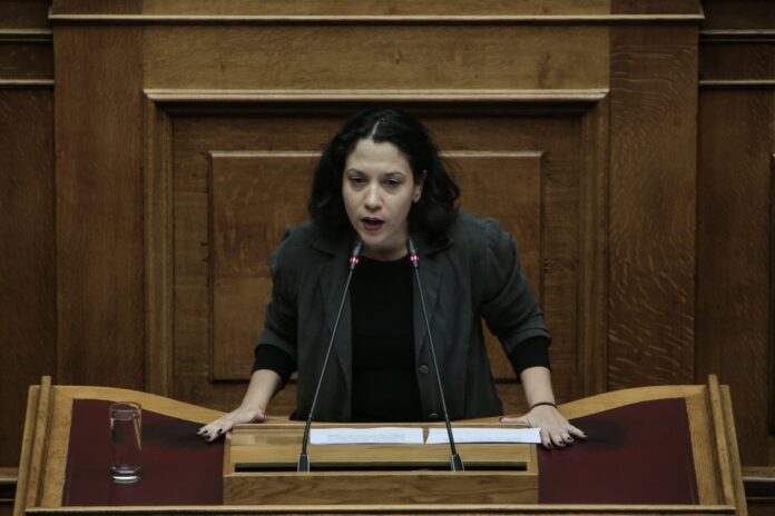 ΜέΡΑ 25: Ανεξαρτητοποιήθηκε η Φωτεινή Μπακαδήμα – Η τρίτη γυναίκα βουλευτής που φεύγει από το κόμμα