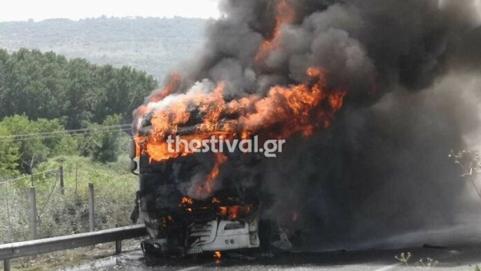 Πιερία: Στις φλόγες εν κινήσει νταλίκα στην Εθνική Οδό Αθηνών – Θεσσαλονίκης