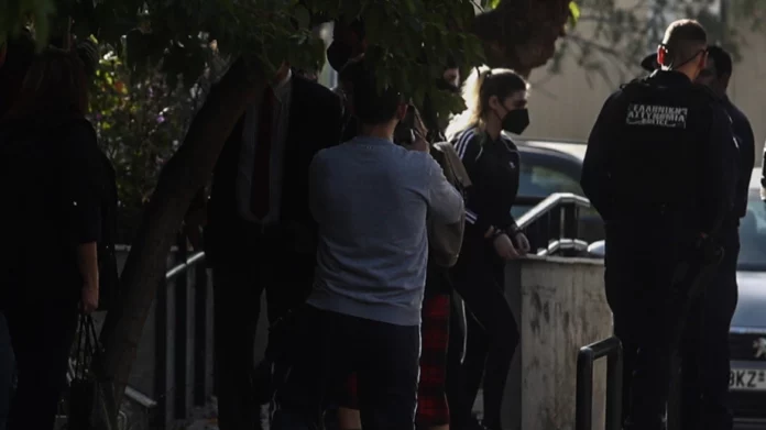 Ρούλα Πισπιρίγκου: Απόμακρη και αδυνατισμένη στην ανακρίτρια – Η ΕΛΑΣ διαψεύδει τα περί ξυλοδαρμού της