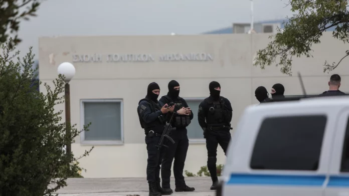 Πολυτεχνειούπολη: Διακινούσαν ναρκωτικά μπροστά σε φύλακες και καλούσαν Αλβανούς κακοποιούς