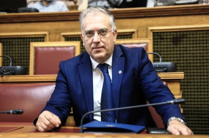 Μείζον πολιτικό θέμα! Έξι αστυνομικοί φυλάνε το εξοχικό του Θεοδωρικάκου
