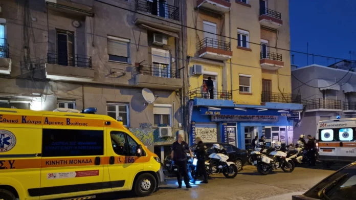Θεσσαλονίκη: Νεκρός 45χρονος που έπεσε από τον τέταρτο όροφο πολυκατοικίας-(VIDEO-ΦΩΤΟ)