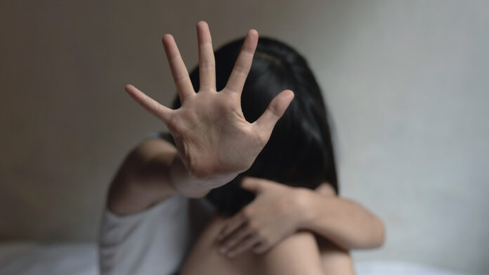 Πετράλωνα – Ανατριχιάζουν οι καταθέσεις των παιδιών: «Με βίαζε στο δωμάτιο που κοιμόταν και η μαμά μου»