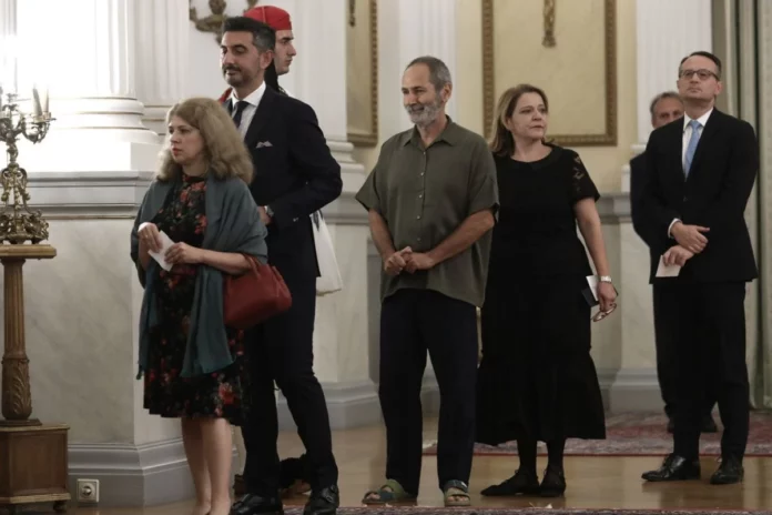 Ο εξευτελισμός -και τύποις- της Δημοκρατίας: Οι σαγιονάρες του Ευμορφίδη και η έλλειψη σεβασμού στον Ελληνικό Λαό