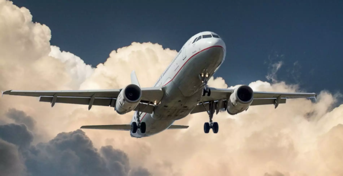 Αναστάτωση σε πτήση της Wizz Air – Μεθυσμένη γυναίκα επιτέθηκε σε επιβάτες και πλήρωμα (VIDEO)