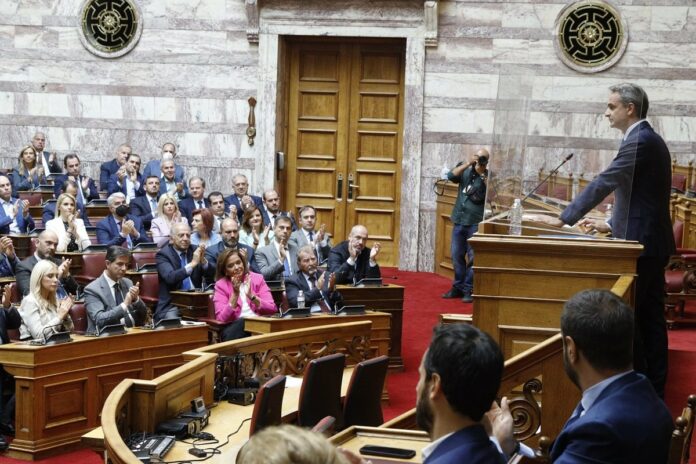 Καταρρέει ο αξιακός κώδικας της ΝΔ: Η ερώτηση Τσίπρα για εκλογές – υποκλοπές σήμανε νέο συναγερμό