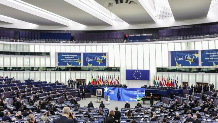 Στην Αθήνα η PEGA για το σκάνδαλο των υποκλοπών – Στο Βερολίνο ο Μητσοτάκης