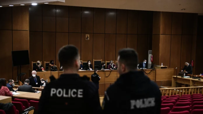 Δίκη Χρυσής Αυγής: «Ο Φύσσας σήκωσε τη μπλούζα και μου έδειξε ποιος τον μαχαίρωσε» κατέθεσε αστυνομικός