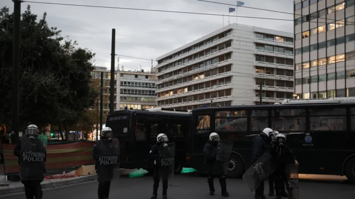 Επέτειος Πολυτεχνείου: Έπεσαν κρότου λάμψης και μολότοφ στην πλατεία Κλαυθμώνος