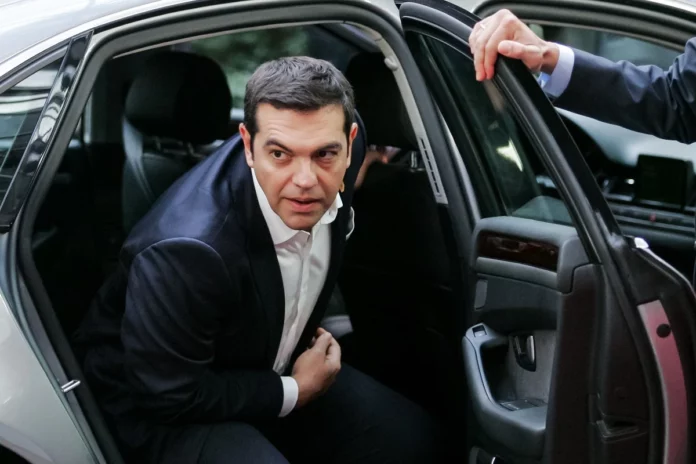 Ο Τσίπρας έχει «άσους» στο μανίκι του και κάτι περιμένει
