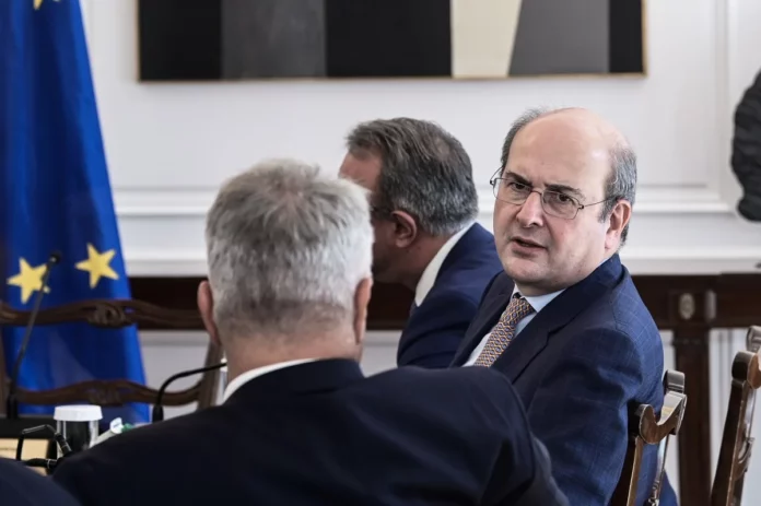Γιατί έβαλαν «βεντούζα» στον Χατζηδάκη