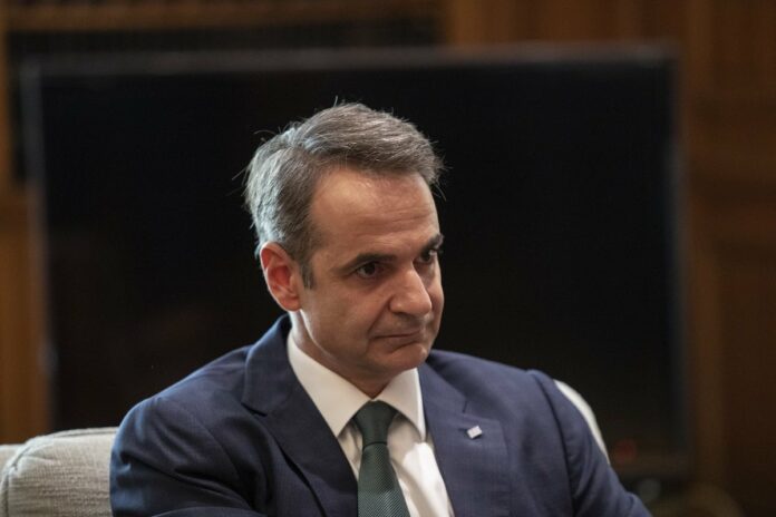 Ομηρος των υποκλοπών ο Μητσοτάκης – Τι συζητούν στα «πηγαδάκια» τα στελέχη της ΝΔ