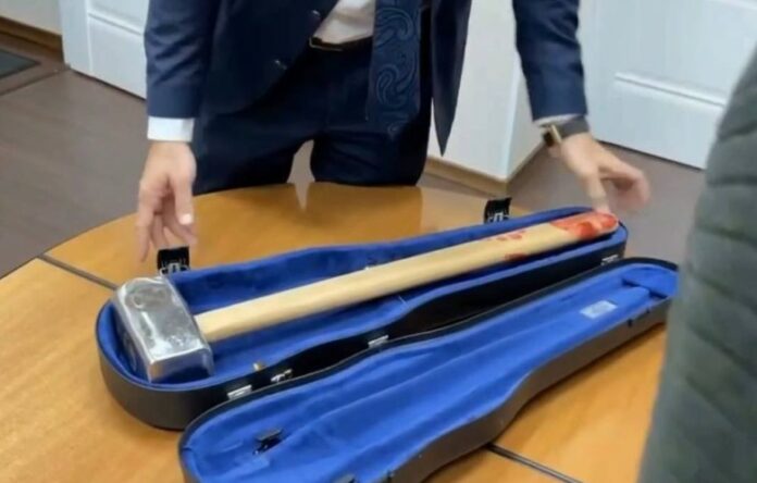 Συναγερμός στο Ευρωπαϊκό Κοινοβούλιο: Έστειλαν «ματωμένη» βαριοπούλα με σφραγίδα της Wagner