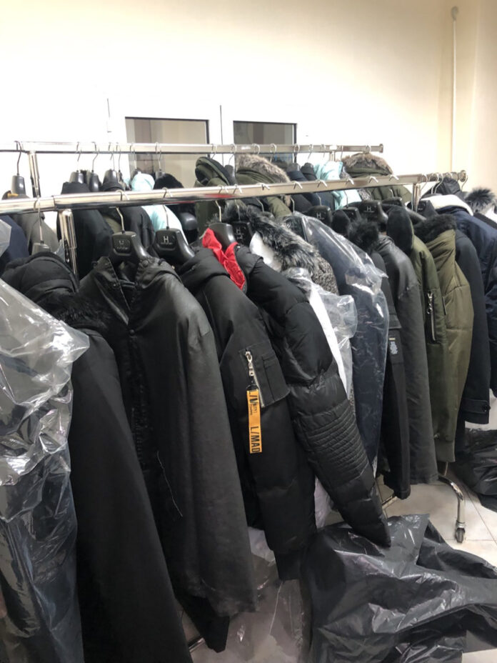 Θεσσαλονίκη: Κατασχέθηκε ποσότητα «μαμούθ» από απομιμήσεις επώνυμων ρούχων – Πάνω από 350.000 ευρώ η ζημιά των εταιρειών