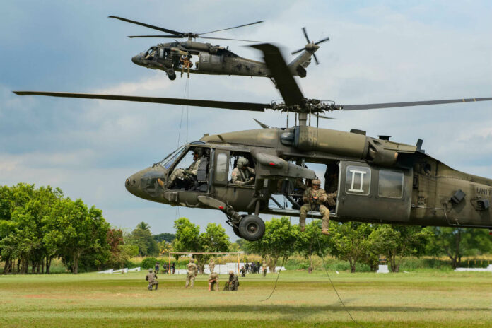 Με μεταφορικά ελικόπτερα UH-60A+ Blackhawk ηλικίας 40 ετών θα αντικαταστήσουν τα ηλικίας 60 ετών UH 1H!