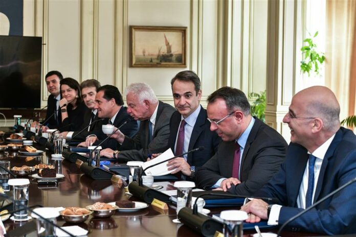 Βόμβα! Παρακολουθούσαν το μισό υπουργικό συμβούλιο