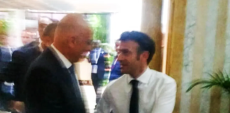 Στην «γωνία» περίμενε ο Ν.Δένδιας τον Ε.Μακρόν και του «όρμησε» για μία φωτογραφία!