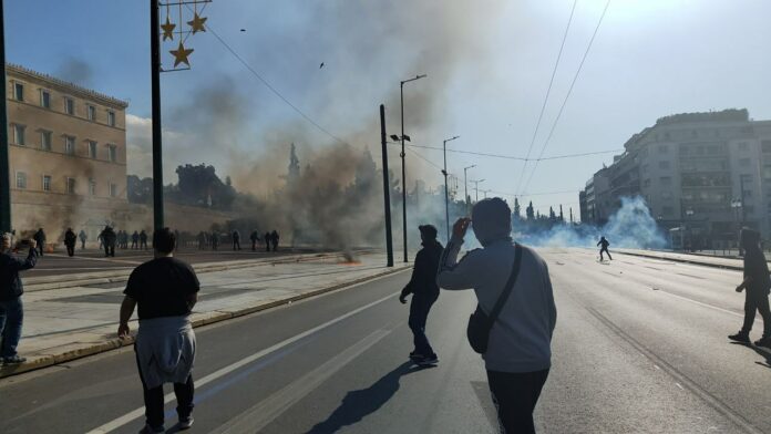 Επεισόδια στο κέντρο της Αθήνας: Μολότοφ και χημικά έξω από τη Βουλή (VIDEO)