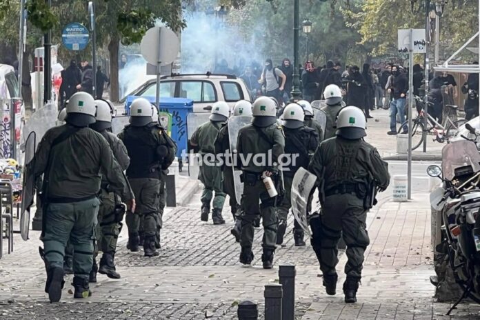 Θεσσαλονίκη: Επεισόδια μεταξύ κουκουλοφόρων και αστυνομικών στο κέντρο (VIDEO)