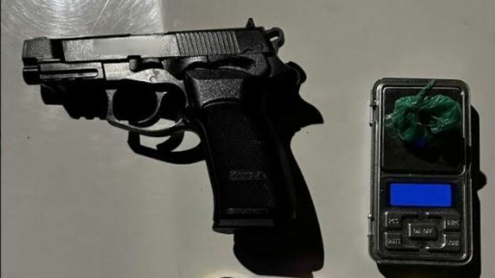 Νεαρός με πιστόλι διακινούσε «φιξάκια» κοκαΐνης στα Χανιά