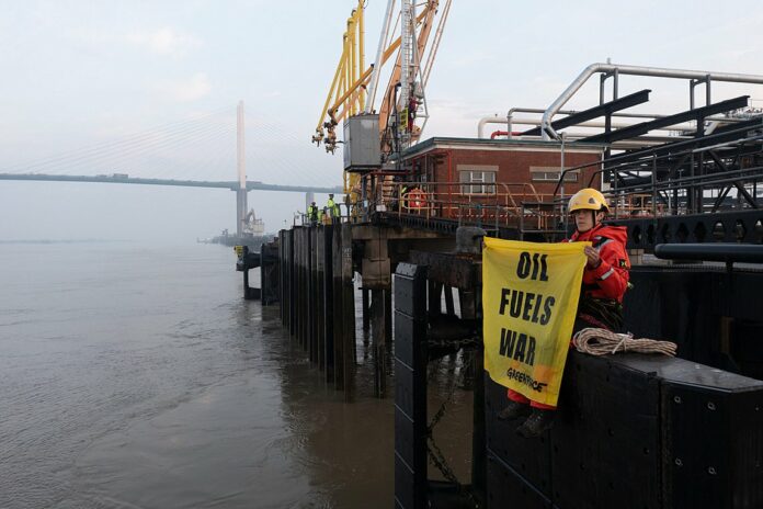 Βρετανία: Aθωώθηκαν δέκα ακτιβιστές της Greenpeace γιατί εμπόδισαν φορτηγό πλοίο με ρωσικό ντίζελ