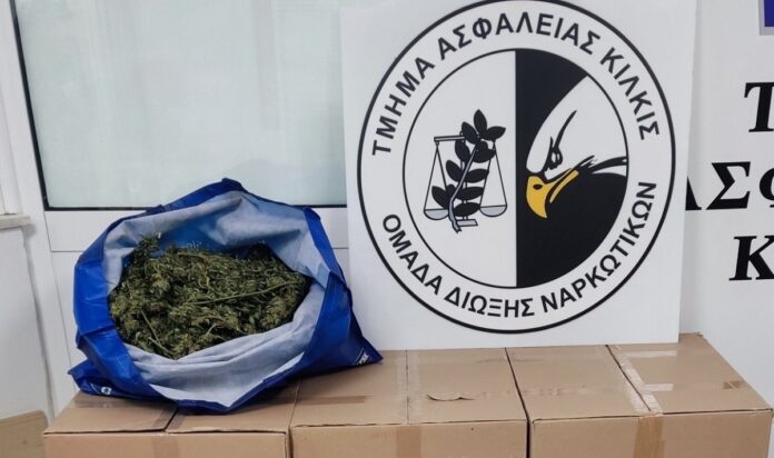 Θεσσαλονίκη: Έκρυβε στο κοτέτσι περισσότερα από δύο κιλά κάνναβης! (VIDEO)