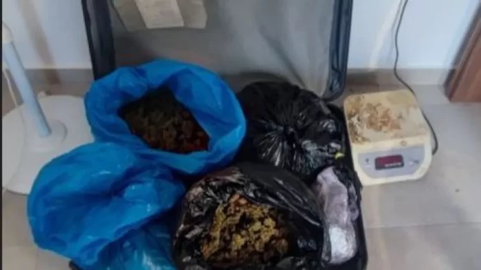 Ηράκλειο: Οι συλλήψεις για αλισβερίσι οδήγησαν σε πεντέμισι κιλά κάνναβης