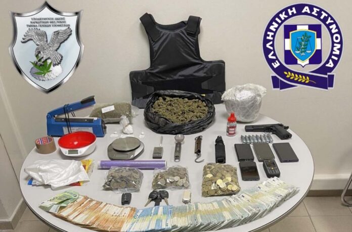 Θα έριχνε χασίς και κοκαΐνη στα στέκια της Θεσσαλονίκης – Τι βρήκε η ΕΛ.ΑΣ. στο σπίτι του (φωτο)