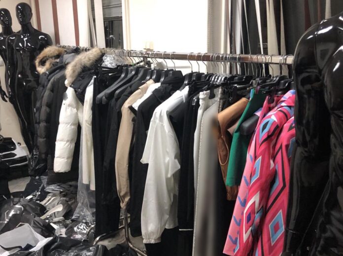 Θεσσαλονίκη: “Ξετρύπωσαν” εκατοντάδες ρούχα “μαϊμού” σε κατάστημα και αποθήκη (video)